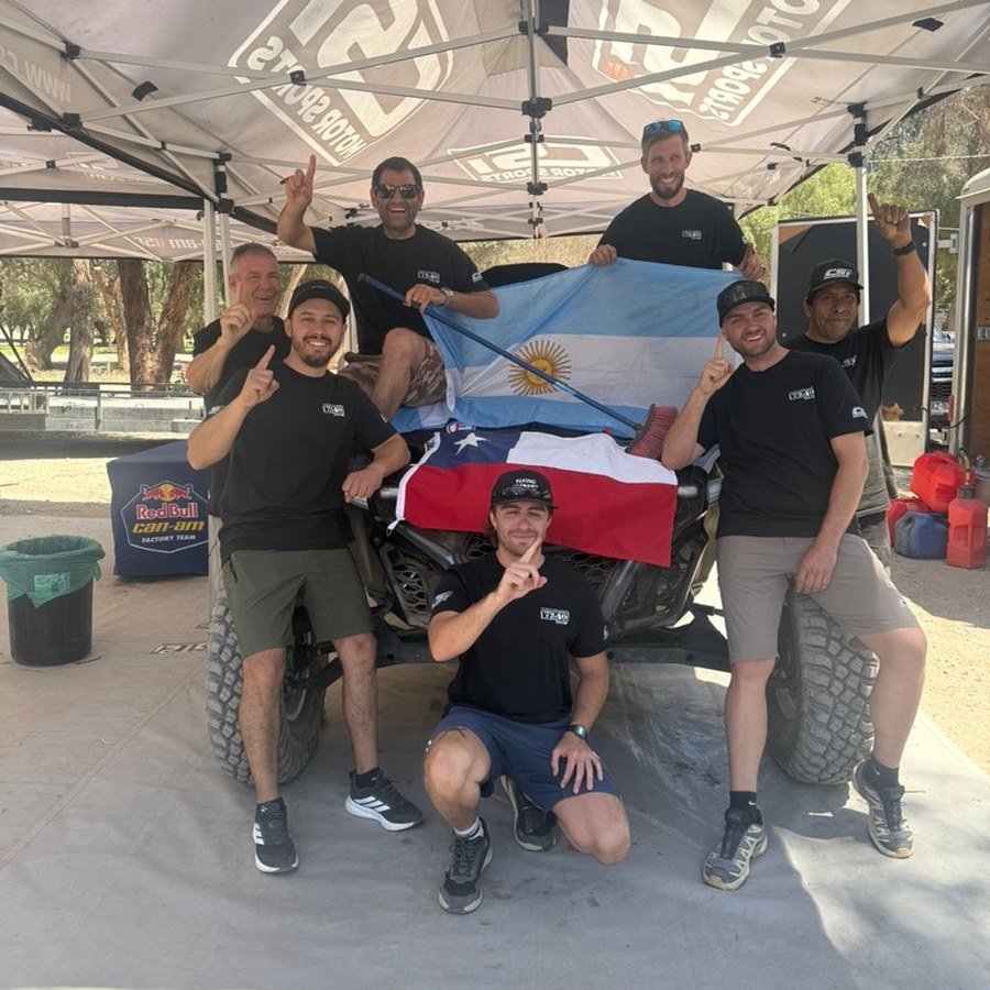 Equipo CSI Motor Sports junto a Manuel Andújar celebrando el título nacional