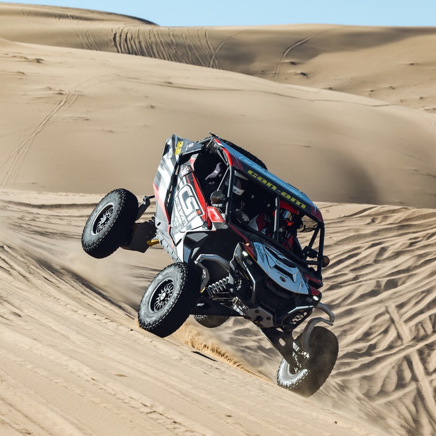 UTV Can-Am de CSI Motor Sports saltando una duna en el Desafío del Desierto