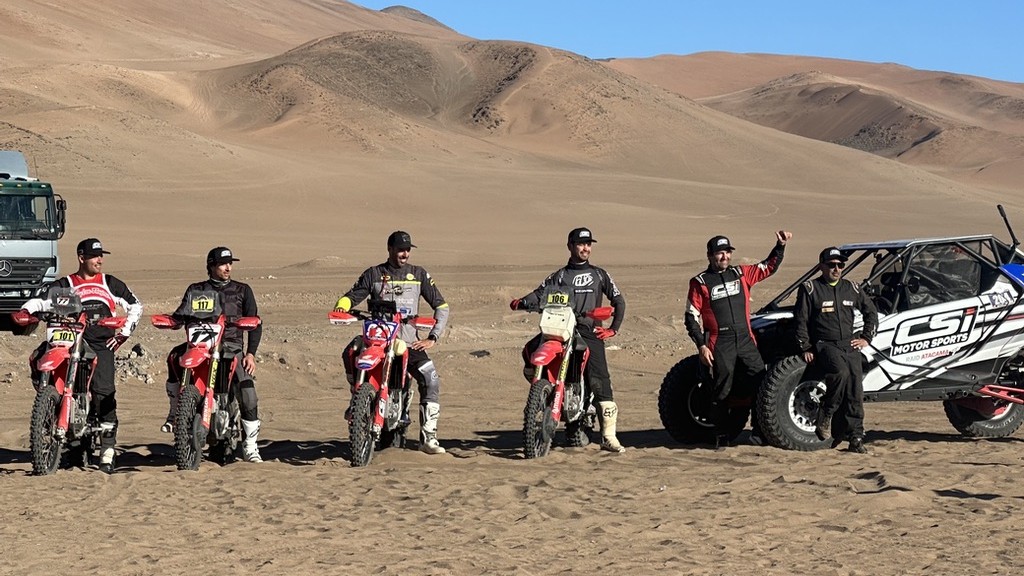 Pilotos del equipo CSI Motor Sports con sus motos Honda y un UTV Can-Am en el Desafío del Desierto