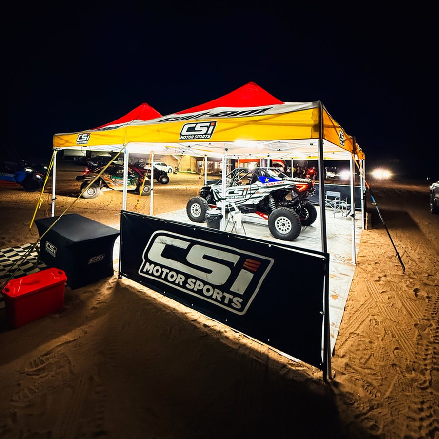 Carpa de asistencia de CSI Motor Sports de noche en el Raid de Atacama