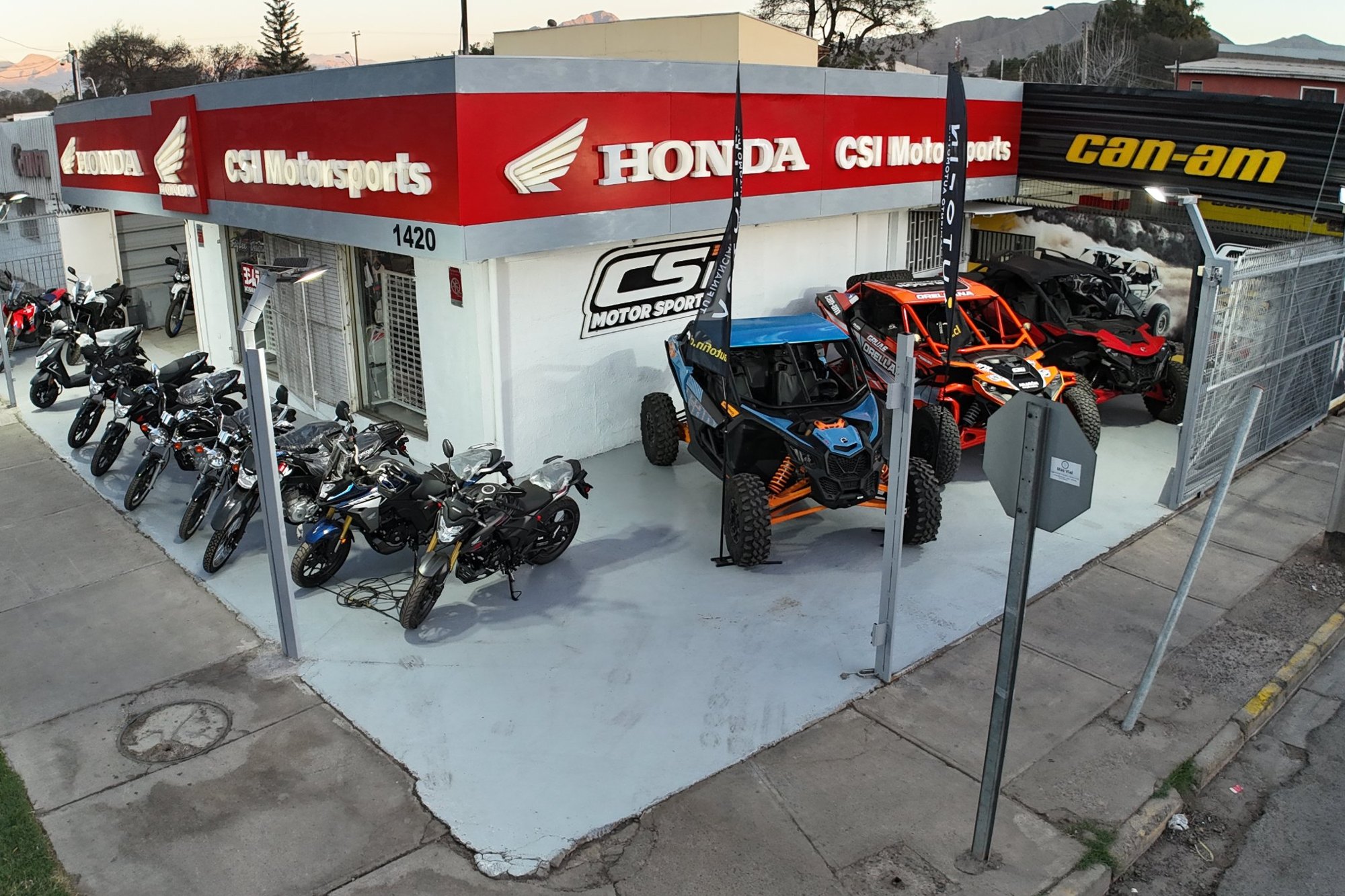 Fachada de CSI Motor Sports en Avda. Copayapu 1420, Copiapó, con motos Honda y UTV Can-Am